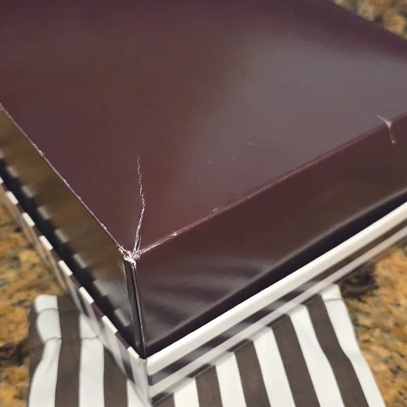 Henri Bendel Striped Box and Dust Bag - Picture 6 of 7